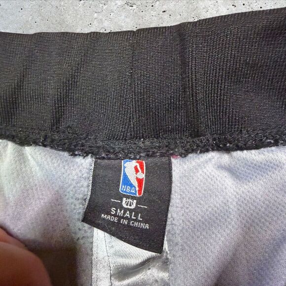 Los Angeles Lakers 23 Black Pinstripe NBA Shorts Men’s Small Elastic Waist - Picture 6 of 9